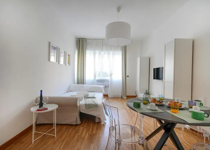 Апартаменты Guesthost - 184 - Urban Convenience Near The Station *