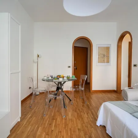 184 - Urban Convenience Near The Station Bari